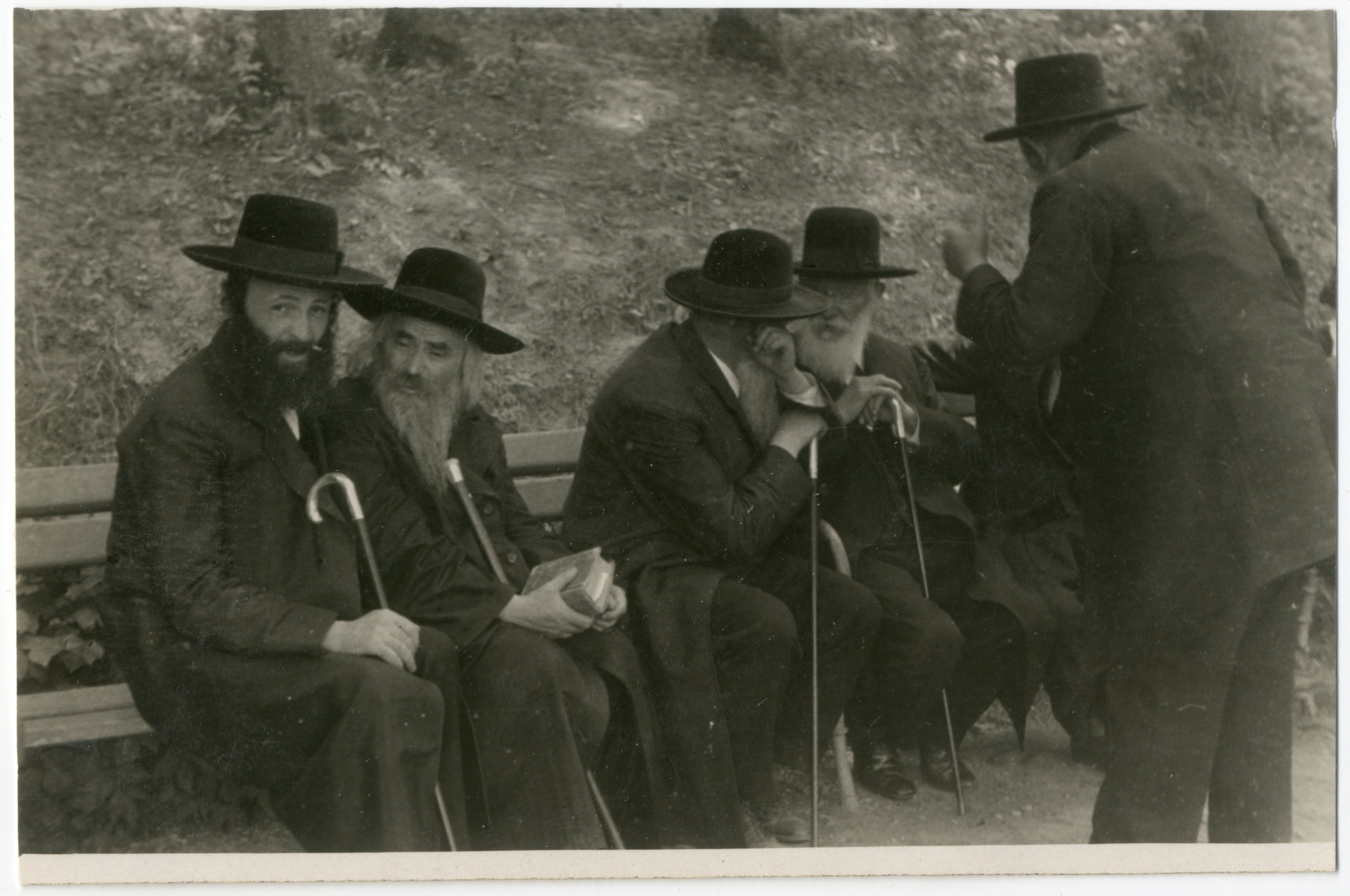1.Ortodoxní návštěvníci lázní, 1935, foto Julius Motal